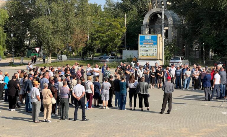 В Чадыр-Лунге прошел митинг в защиту суда и «против действий Кишинева» — что не так с требованиями протестующих