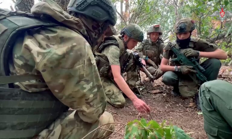 Шестерым дезертирам из России выдали французские визы
