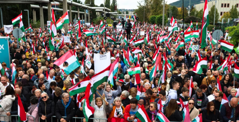 В Венгрии тысячи людей протестуют против государственной пропаганды