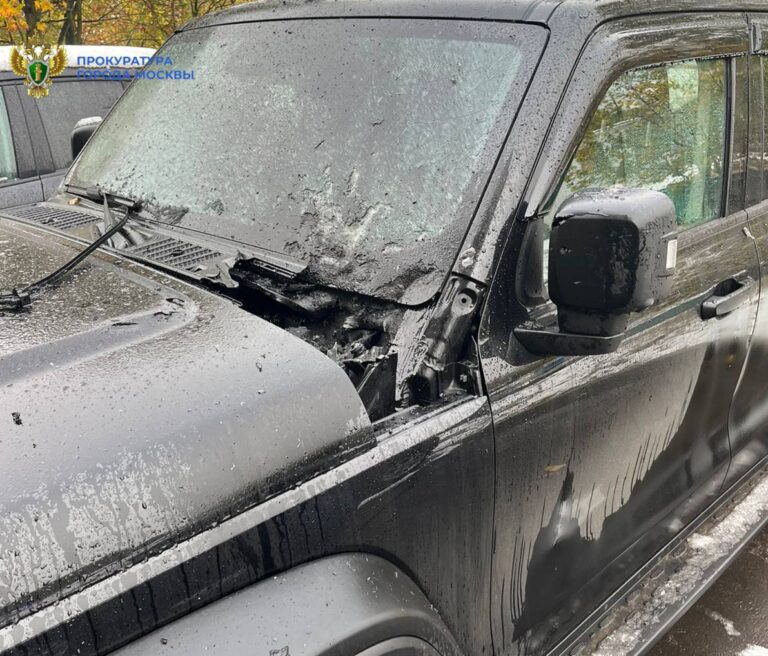 В Москве взорвалась бомба, лежавшая на автомобиле владельца бара «Гадкий койот» — есть раненые