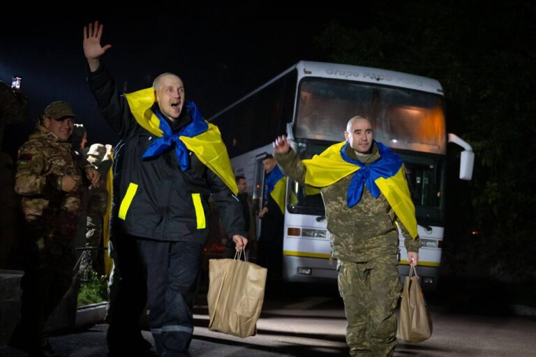 Украина вернула домой из российского плена 95 военных