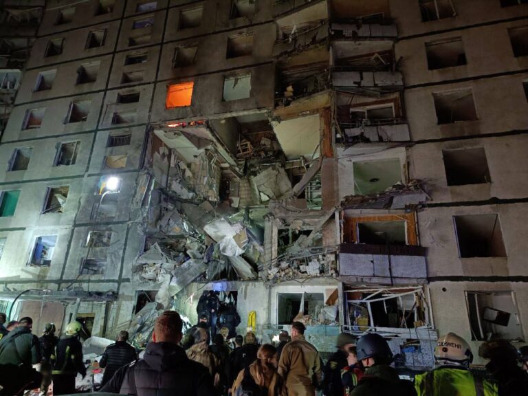 Россия снова ударила по Харькову: авиабомба попала в жилую девятиэтажку