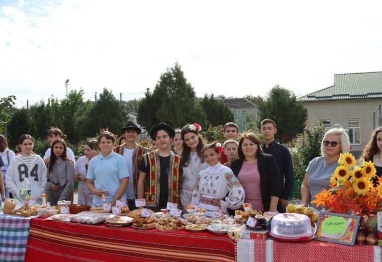 В школах Гагаузии проводят осенние ярмарки в помощь больным и нуждающимся (ФОТО)