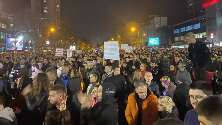 Жители сербского Нови-Сада в знак протеста после трагедии на вокзале облили мэрию фекалиями