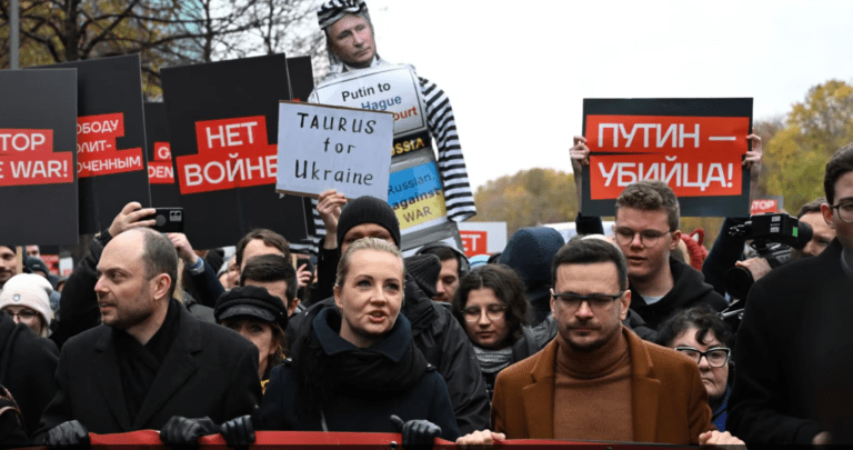 В Берлине прошел антивоенный марш российской оппозиции
