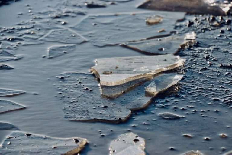 Тонкий лед на водоемах — спасатели призывают к осторожности