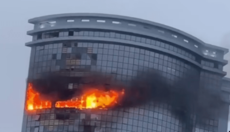 (ВИДЕО) Атака дронов на Казань — шесть беспилотников врезались в жилые дома