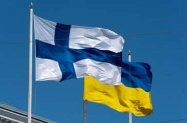 Флаги Финляндии и Украины