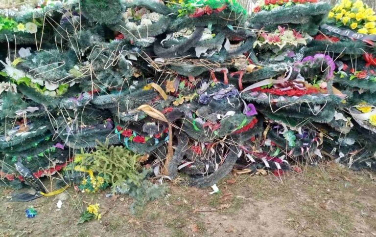 В Кишиневе призывают отказаться от пластиковых цветов на кладбищах 