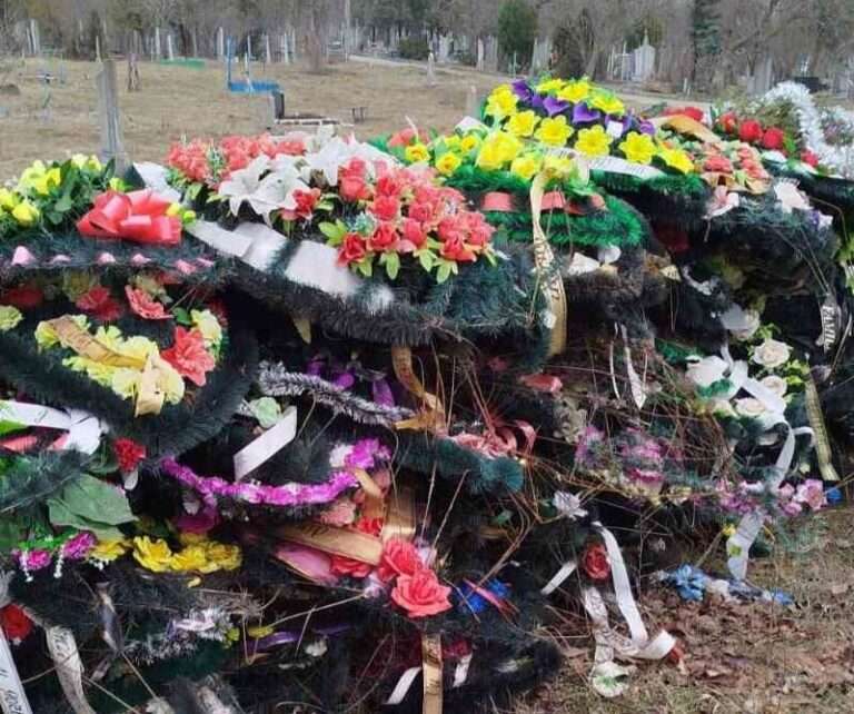 Пластиковые венки заполонили кладбища Молдовы — как избежать экологической катастрофы