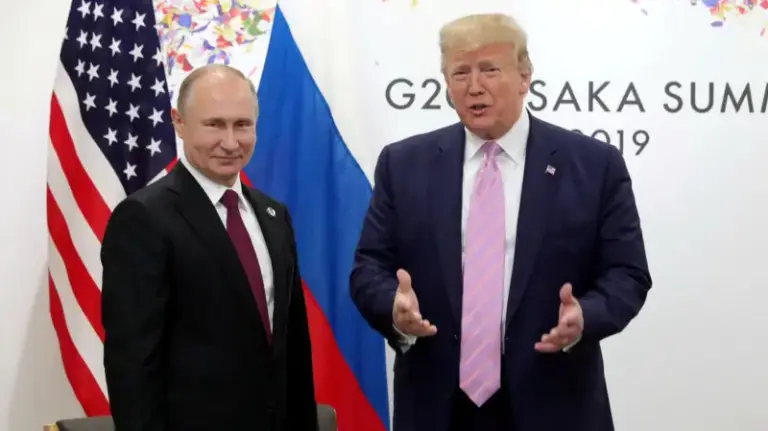 Трамп впервые официально говорил с Путиным по телефону
