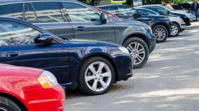 автомобили дорога город парковка