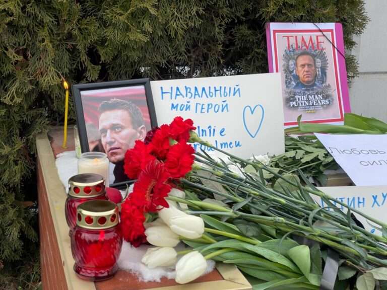 Кишинев Молдова акция памяти Навального мемориал у посольства РФ