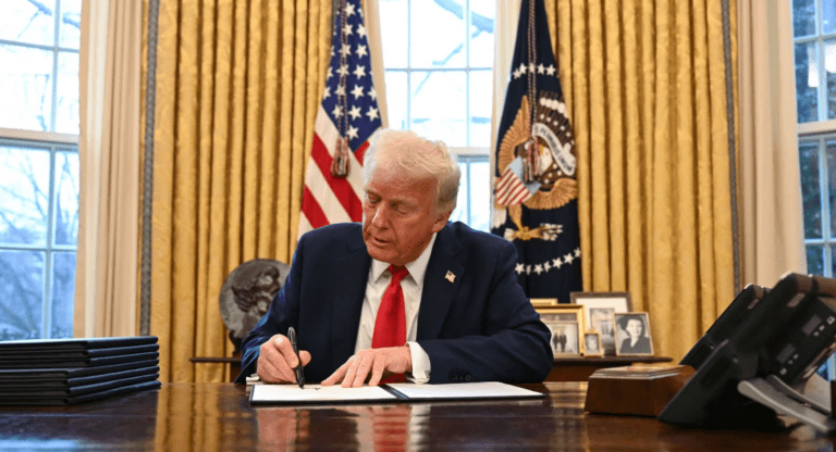 Дональд Трамп запретил трансгендерам участвовать в женском спорте
