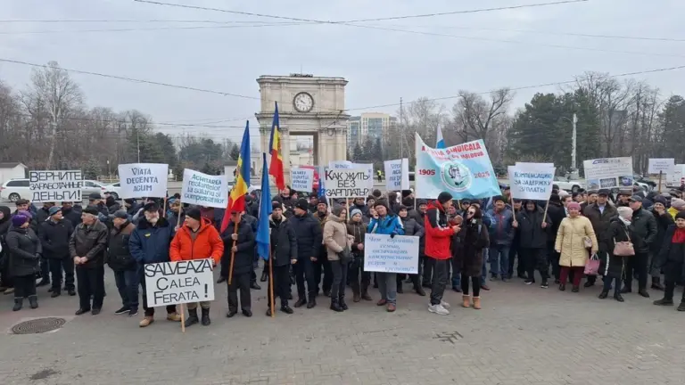 Железнодорожники вышли на массовые протесты: они требуют выплаты зарплат