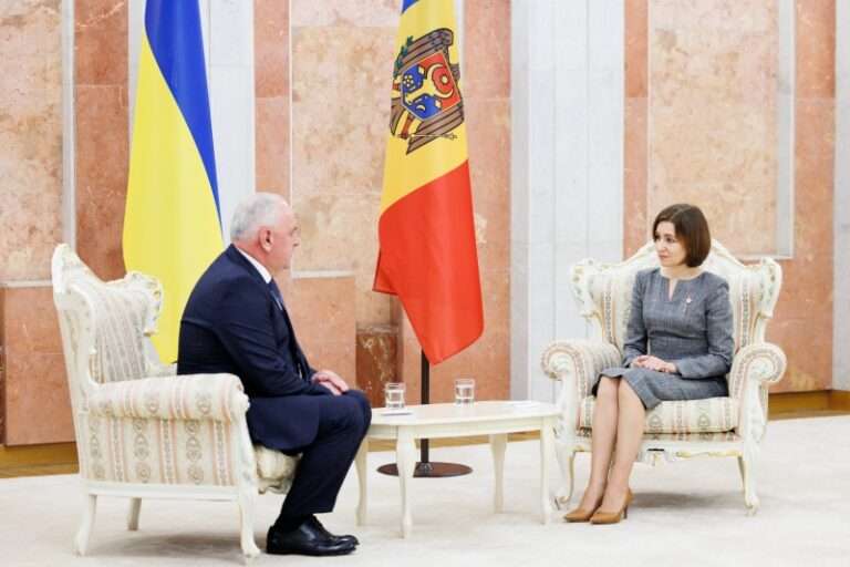 Паун Роговей и Майя Санду