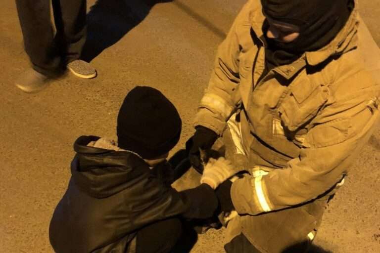 (ФОТО) В Кишинёве пожарные спасли кошку, застрявшую в ливневой канализации