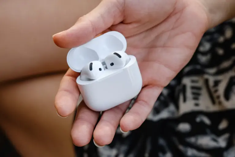 Apple научит наушники AirPods переводить разговоры на другой язык в реальном времени — Bloomberg
