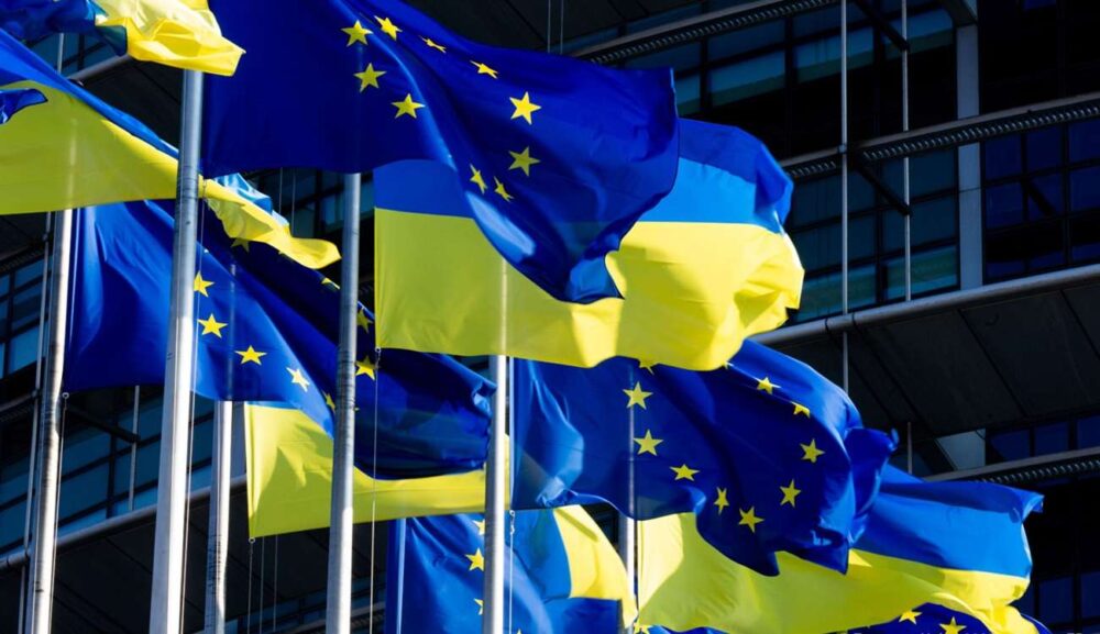 Флаги ЕС и Украины
