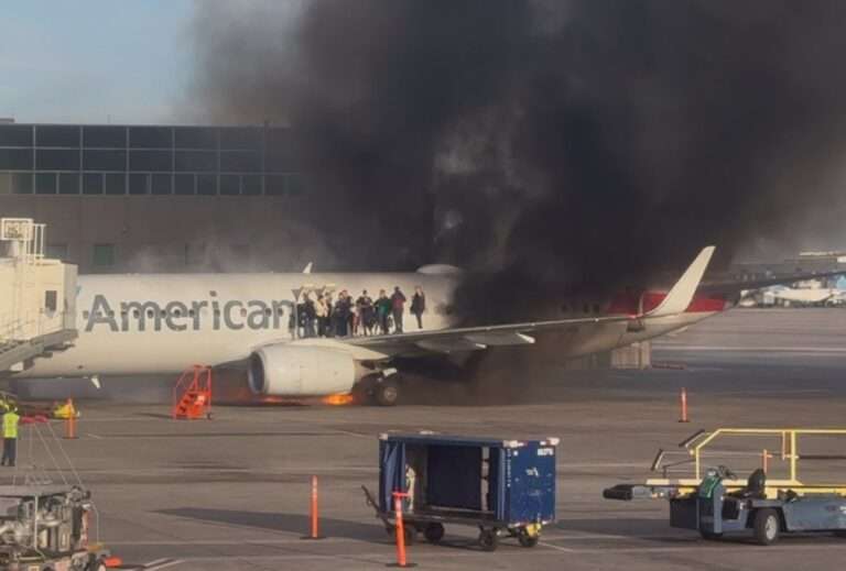 Самолет авиакомпании American Airlines загорелся при экстренной посадке в Денвере: пострадали 12 человек