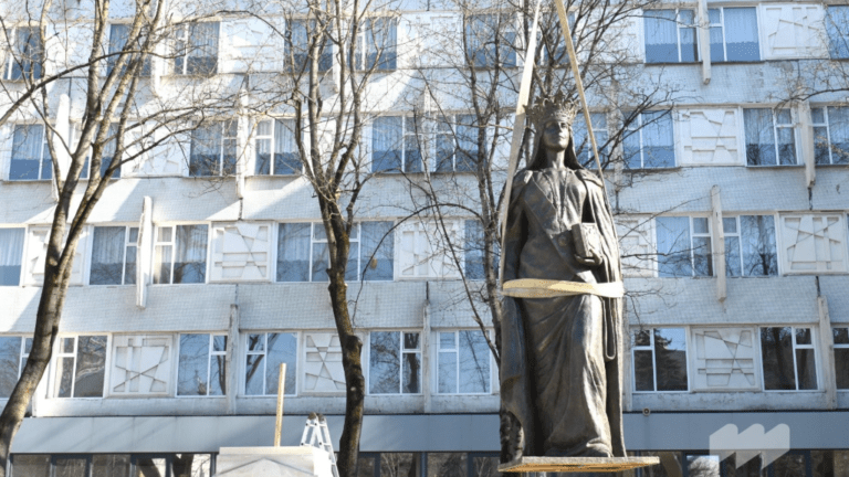 В центре Кишинева установили памятник королеве Румынии Марии