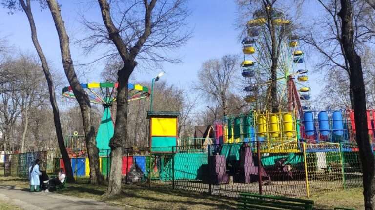 погода парк карусели Бельцы весна тепло солнце