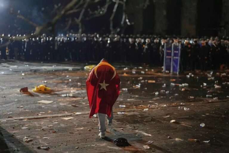 В Турции не стихают протесты против ареста мэра Стамбула — соперник Эрдогана остаётся в тюрьме