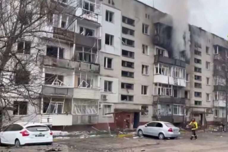 (ФОТО) В день переговоров в Эр-Рияде Россия нанесла удар по центру Сум — ранены десятки человек