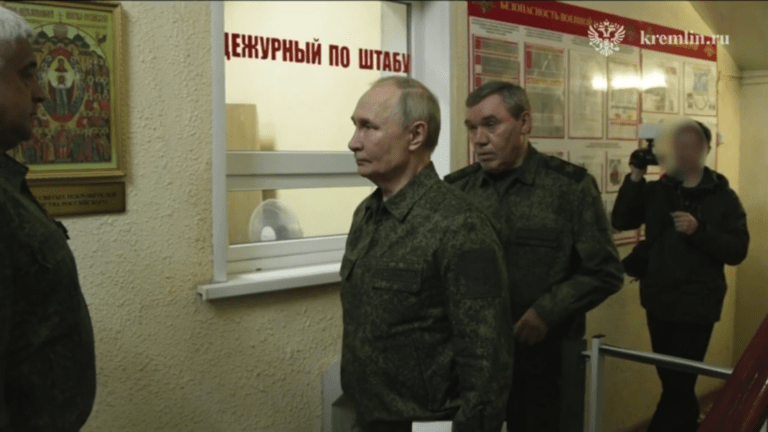 Путин впервые с начала войны надел военную форму и посетил Курскую область