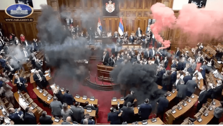 Дым и драка: в парламенте Сербии произошли беспорядки (ВИДЕО)
