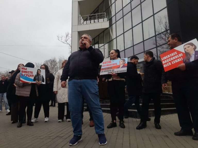 Почему на протестах в защиту Гуцул поют «Катюшу»?