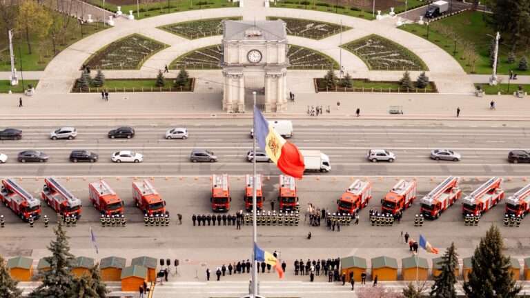 Молдавские пожарные получили 19 новых машин, купленных при помощи Японии