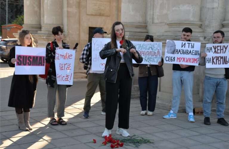 (ФОТО/ВИДЕО) В Кишинёве прошла акция против домашнего насилия, связанная со случаем депутата Боли