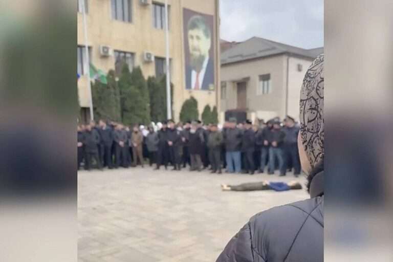 В Чечне на площади выставили тело подростка, убитого при нападении на пост ДПС