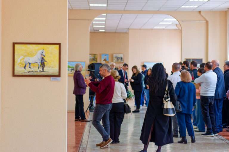 «Ветер в гривах» — в Комрате открылась выставка художника Константина Келеша