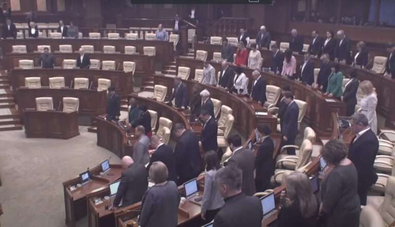Парламент Молдовы почтил минутой молчания жертв удара России по Кривому Рогу, в котором погибли девять детей