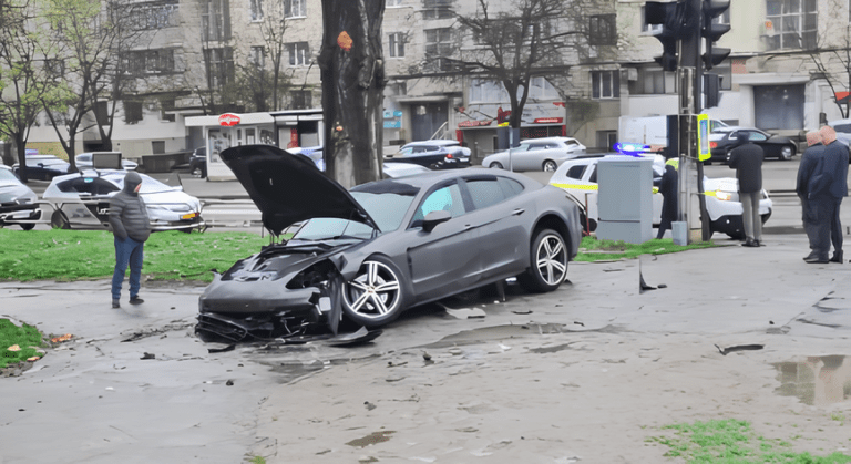 авария Porsche врезался в дерево Кишинев