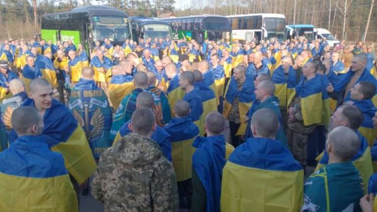 Освобожденные из российского плена украинские военные, 19 апреля 2025 год. Фото: t.me/V_Zelenskiy_official/