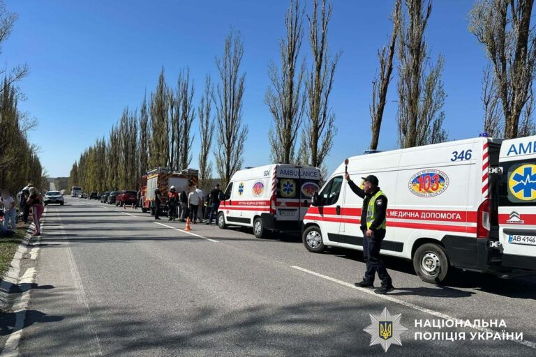 В Виннице автобус под управлением гражданина Молдовы врезался в дерево — погиб пассажир, шестеро ранены