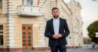 Виктор Киронда на фоне мэрии Кишинёва