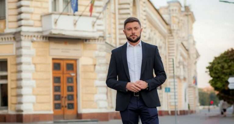 Виктор Киронда на фоне мэрии Кишинёва