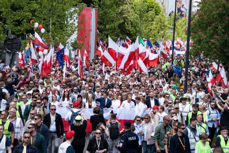 марш в Варшаве в поддержку Рафала Тшасковского 25 мая 2025
