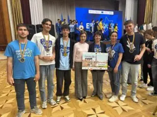 Майя Санду и команда учеников из Вулканешт на викторине