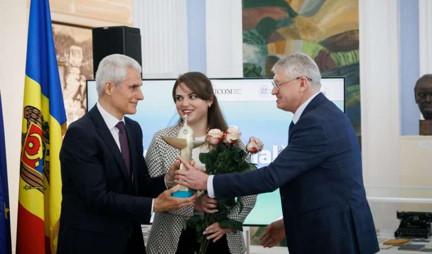 Награждение основателя Музей истории села Авдарма Игната Казмалы и директора Ольги Трандафиловой премией в Национальном музее истории в Кишинёве