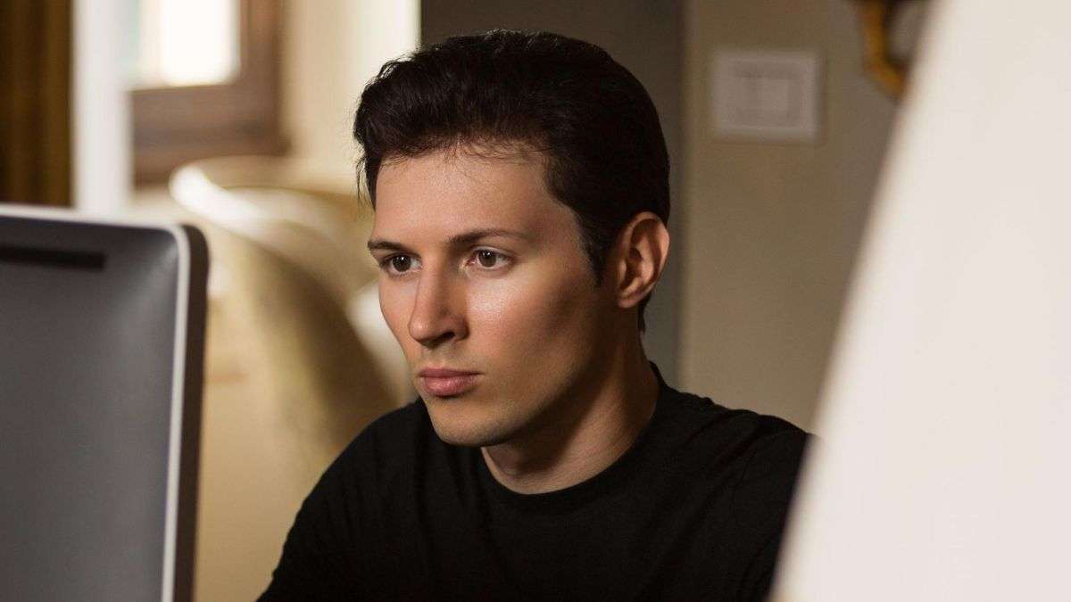 Павел Дуров у компьютера