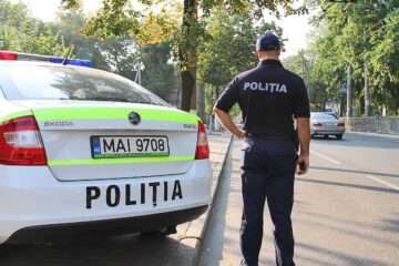 Полицейская машина и полицейский в Молдове