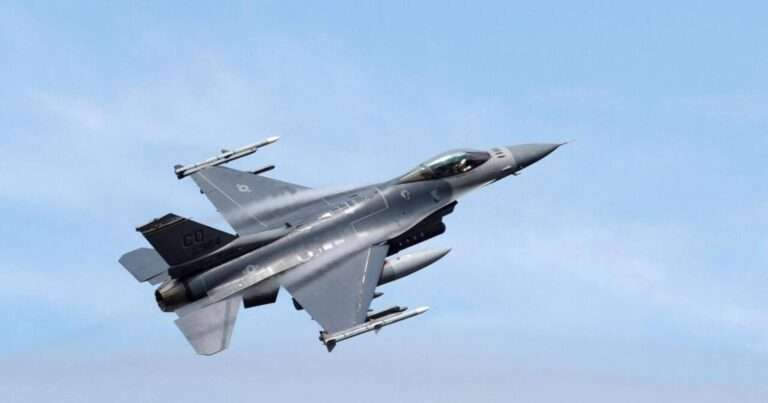 Самолёт F-16 в небе
