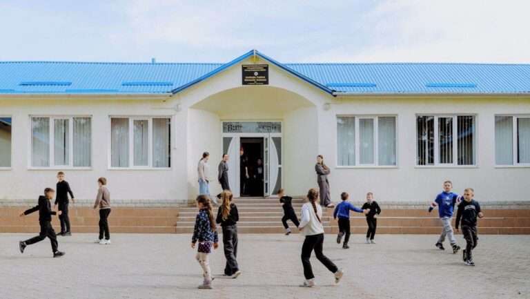 Школа в Молдове, двор, дети
