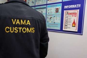 Таможенник в одежде с надписью Vamal Customs
