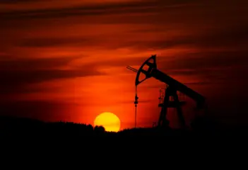 добыча нефти на закате